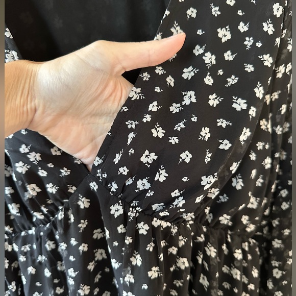 H&M V-neck Flowy Dress Size Small - Picture 3 of 5